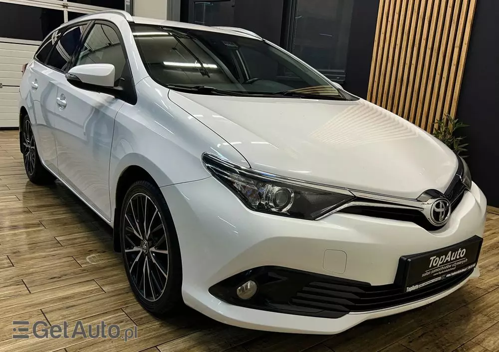 TOYOTA Auris 