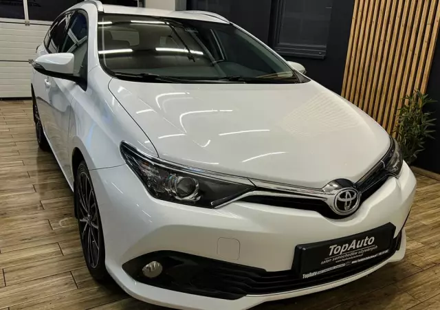 TOYOTA Auris 