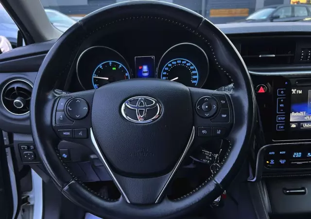 TOYOTA Auris 