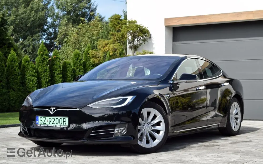 TESLA Model S 