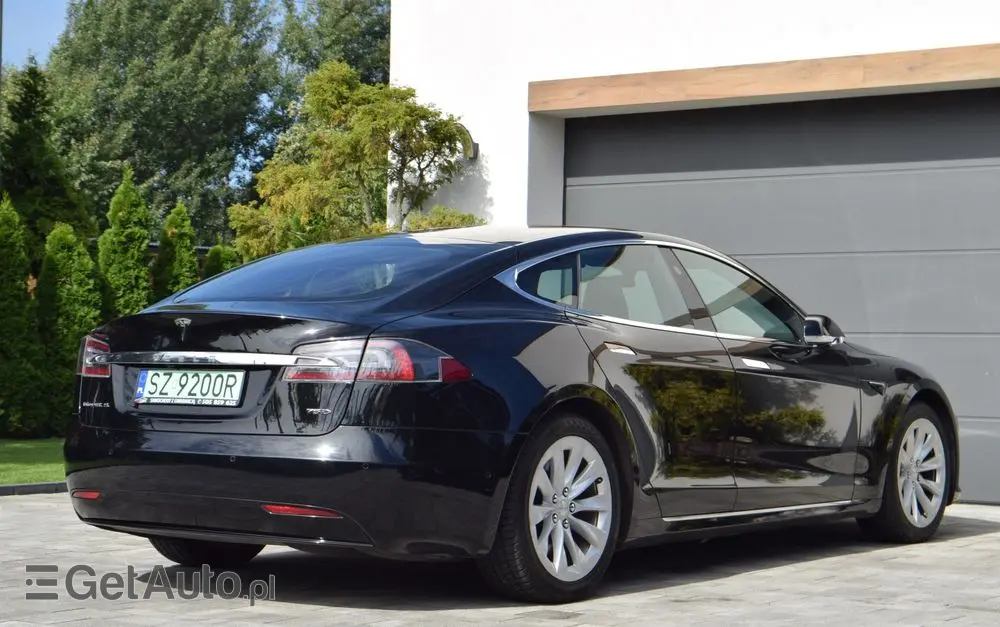 TESLA Model S 