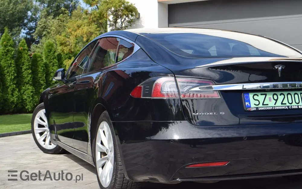 TESLA Model S 