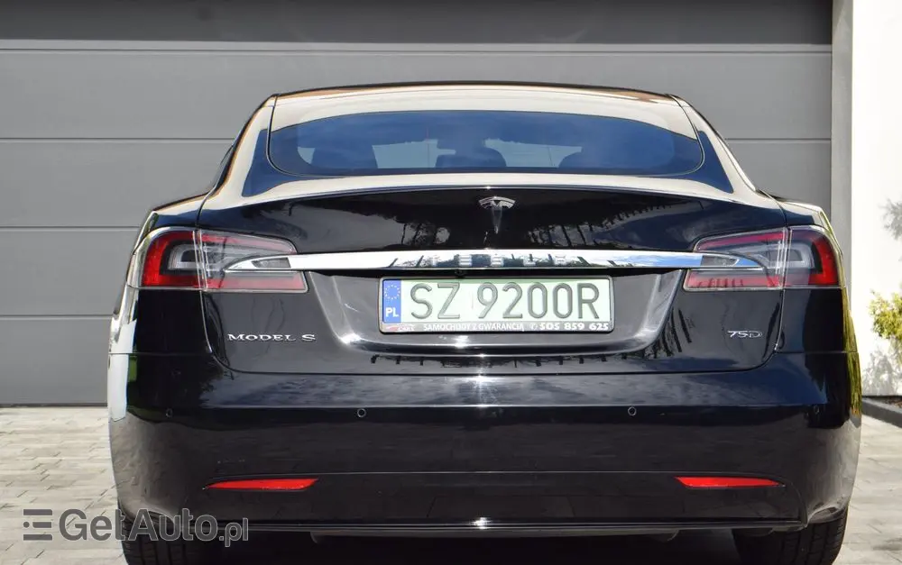 TESLA Model S 