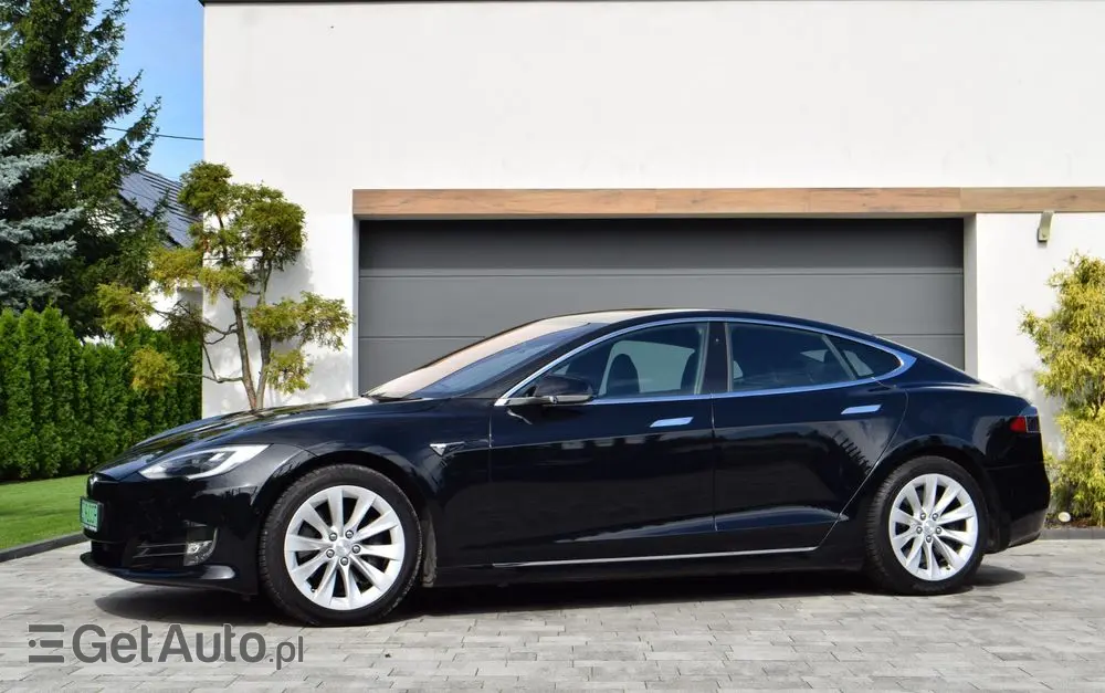 TESLA Model S 