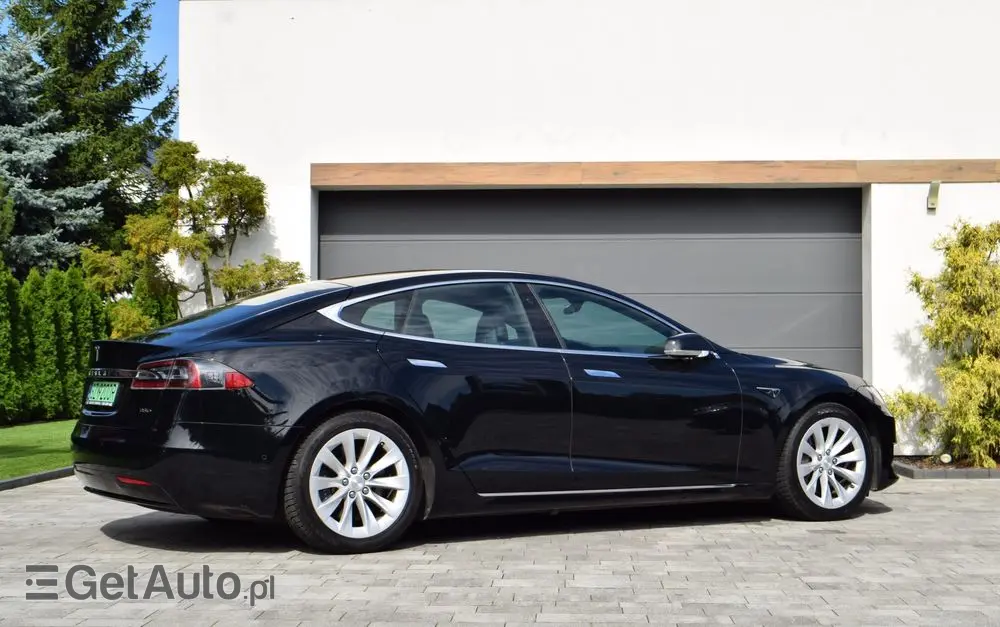 TESLA Model S 