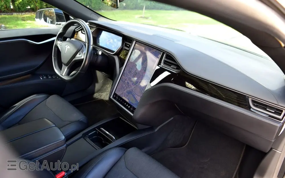 TESLA Model S 