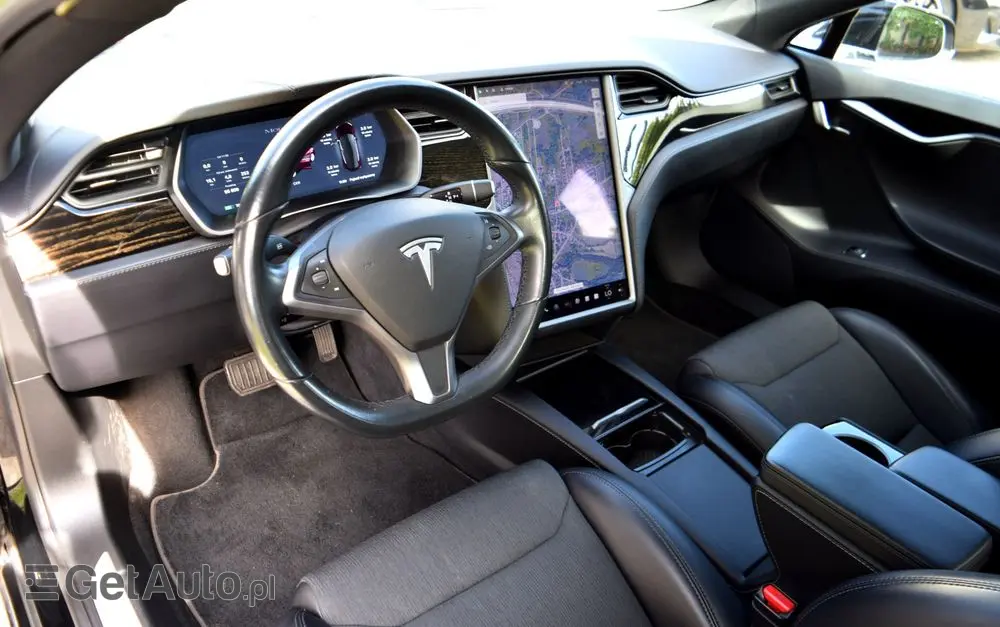 TESLA Model S 