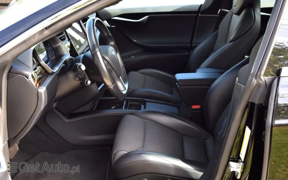 TESLA Model S 