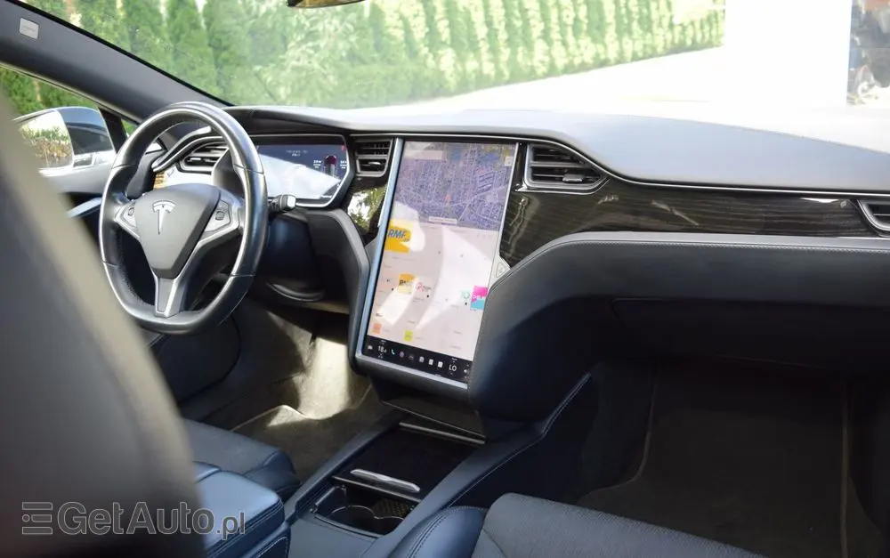 TESLA Model S 