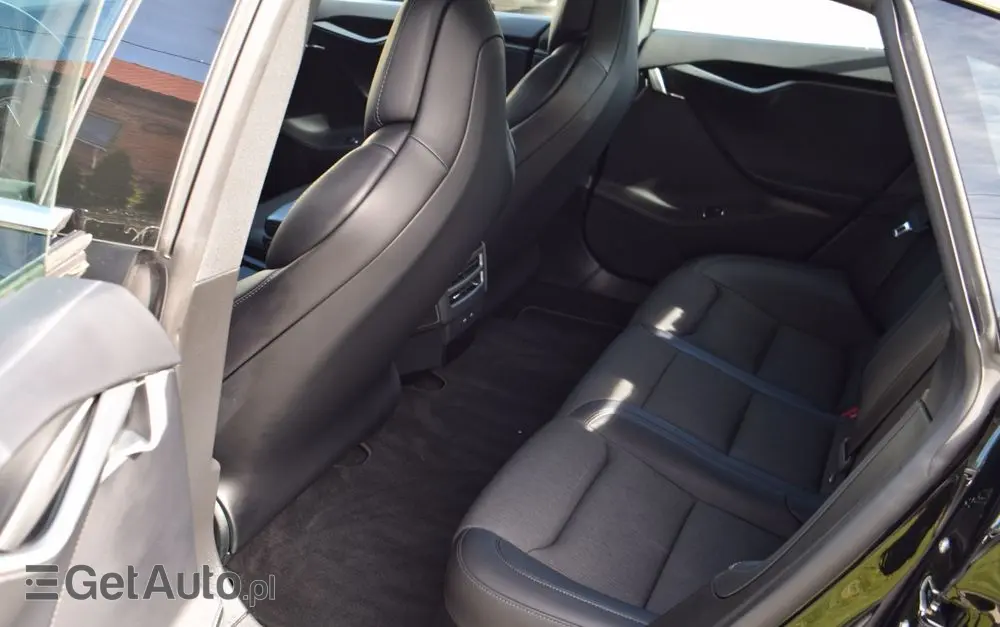 TESLA Model S 