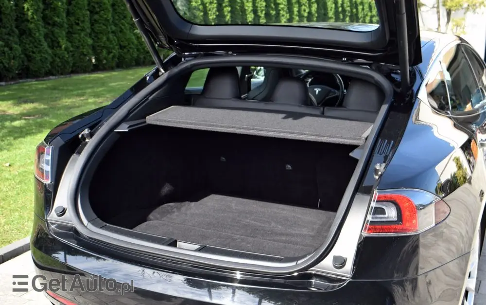 TESLA Model S 
