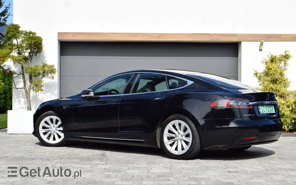 TESLA Model S 
