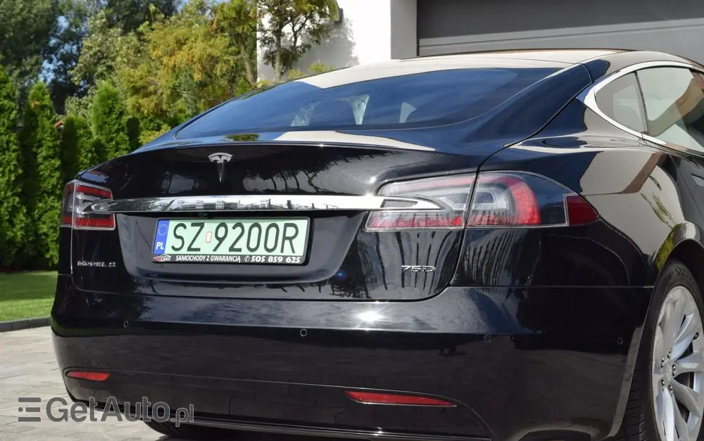 TESLA Model S 