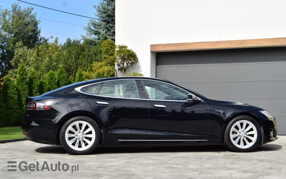 TESLA Model S 