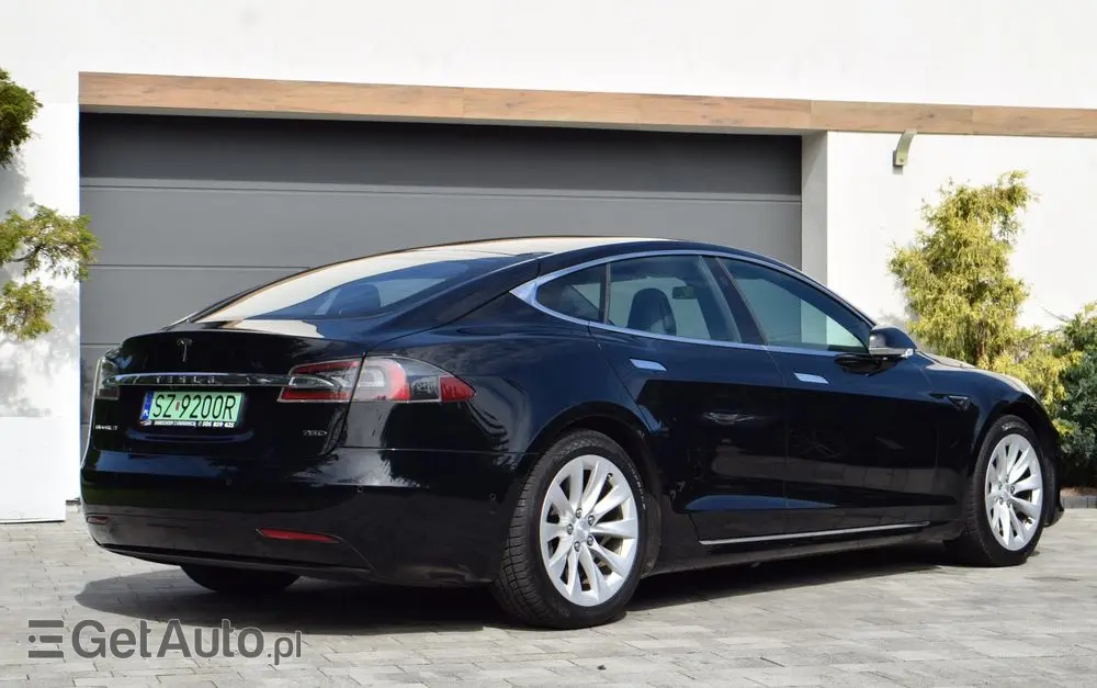 TESLA Model S 