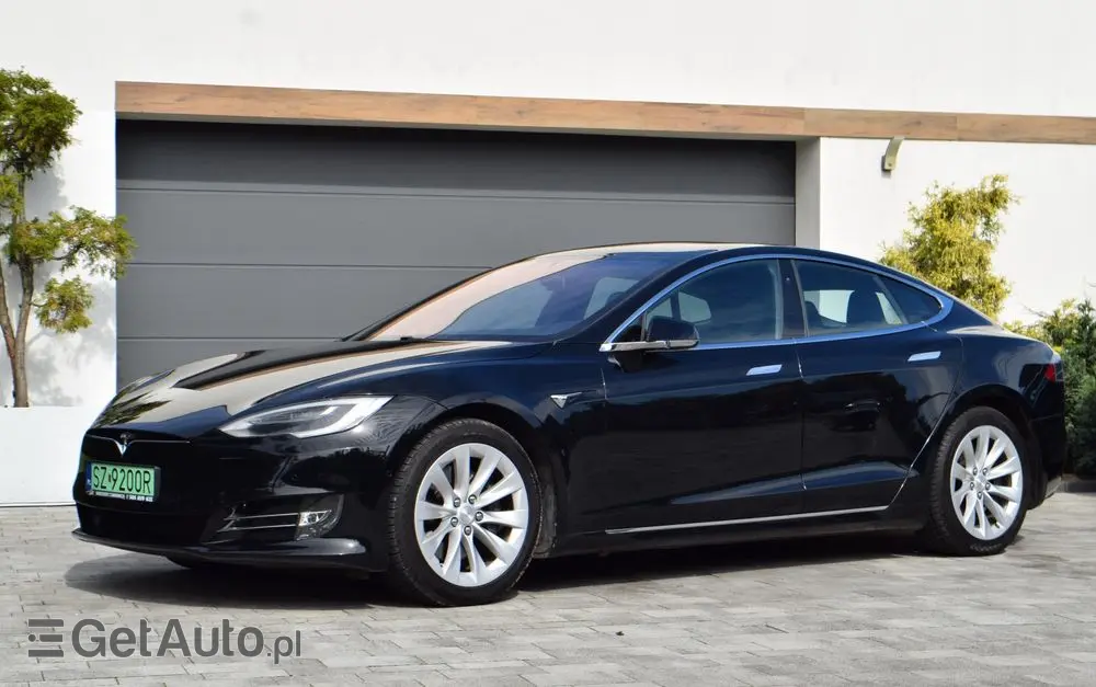 TESLA Model S 