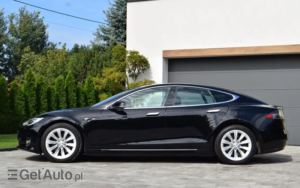 TESLA Model S 