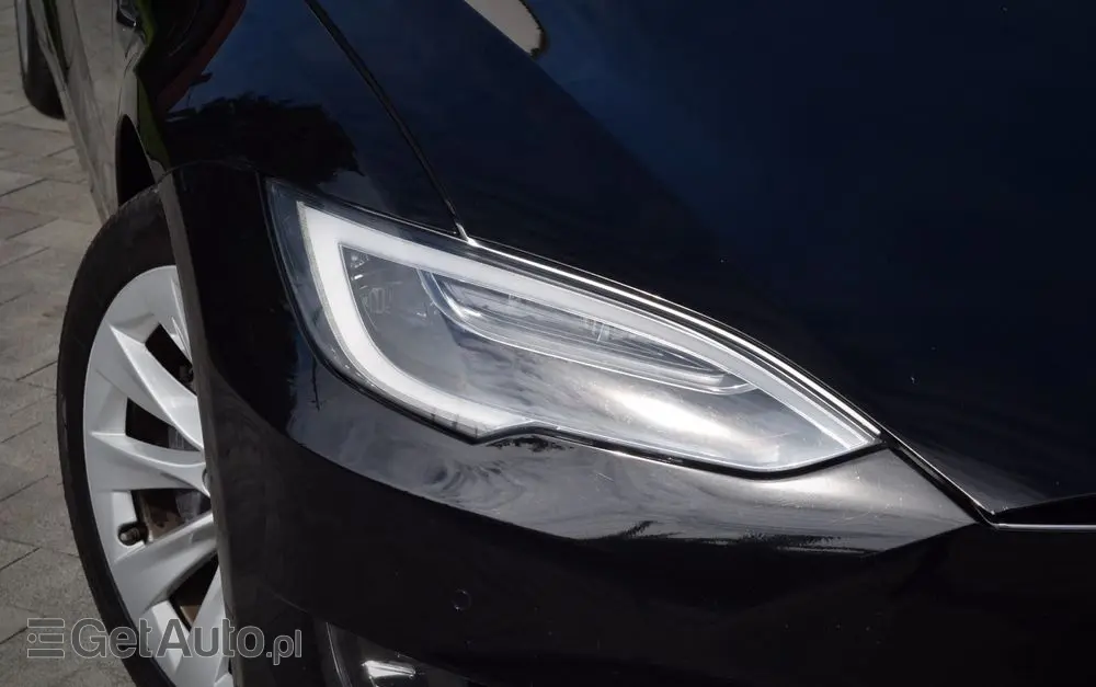 TESLA Model S 