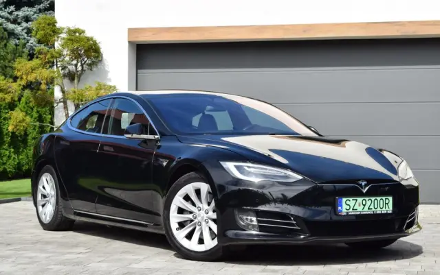 TESLA Model S 