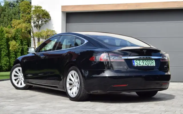 TESLA Model S 