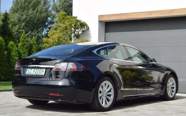 TESLA Model S 