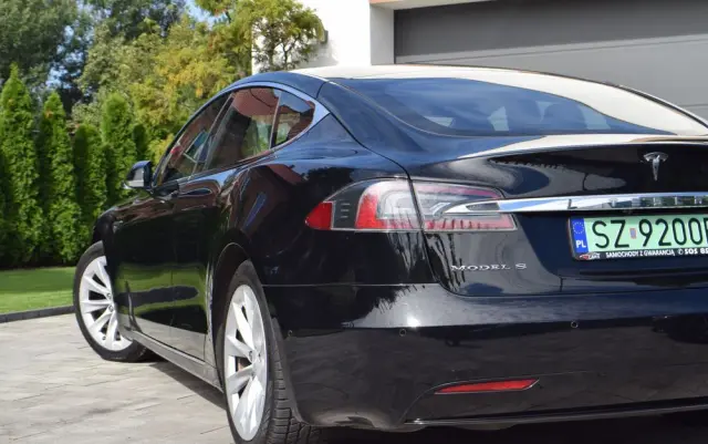 TESLA Model S 