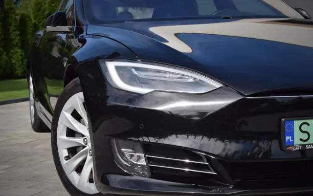 TESLA Model S 