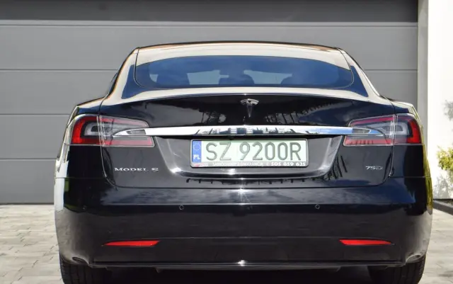 TESLA Model S 