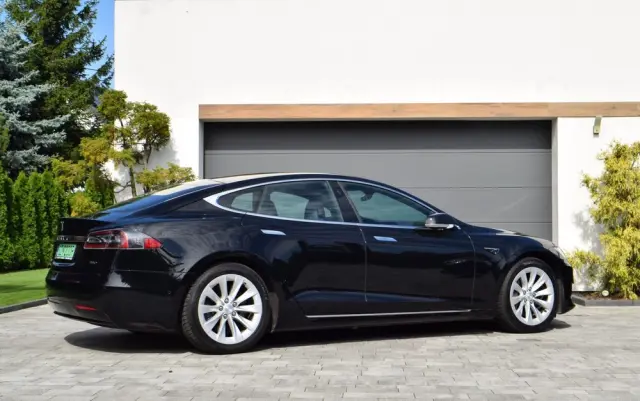 TESLA Model S 