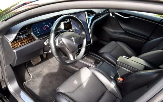 TESLA Model S 