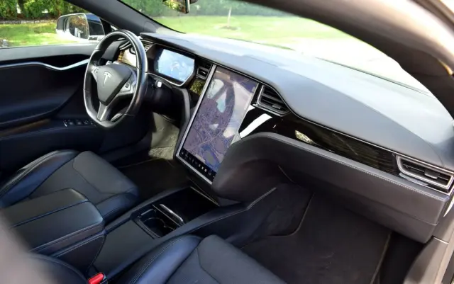 TESLA Model S 