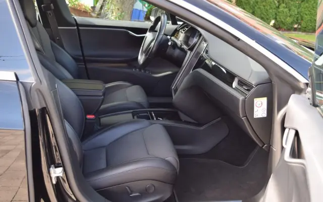 TESLA Model S 