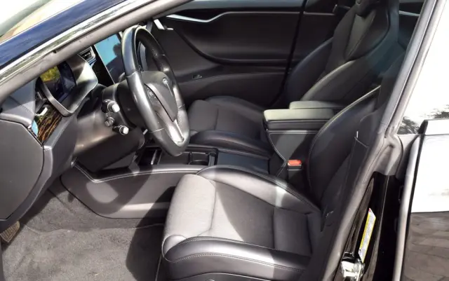 TESLA Model S 