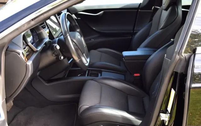 TESLA Model S 