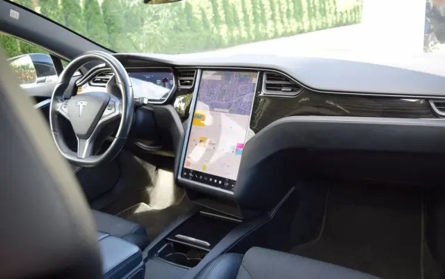 TESLA Model S 