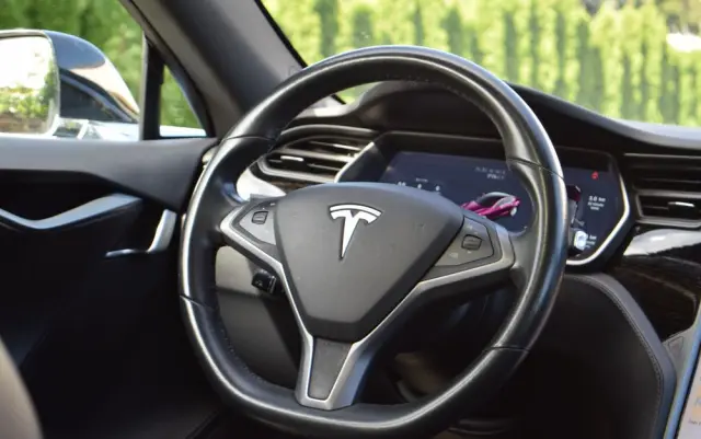 TESLA Model S 