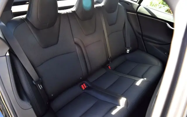 TESLA Model S 
