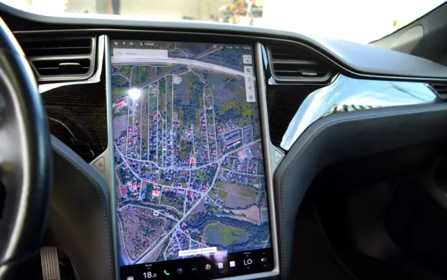TESLA Model S 