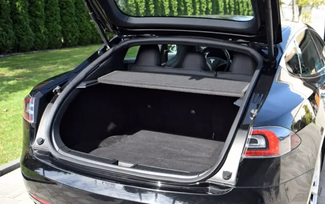 TESLA Model S 