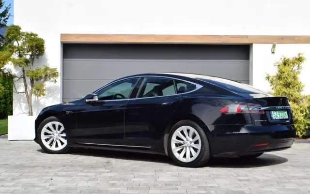 TESLA Model S 
