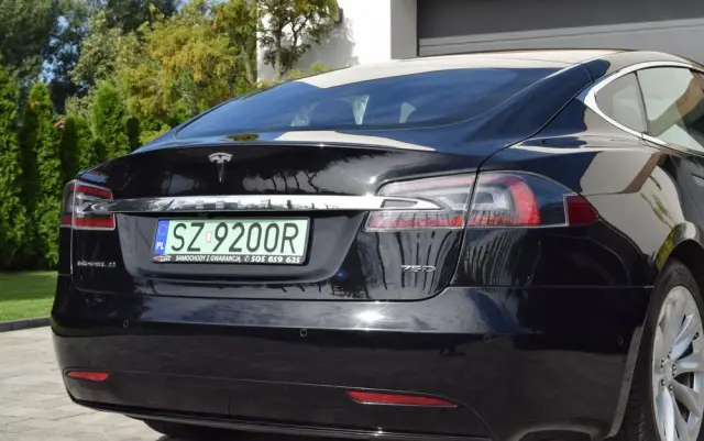 TESLA Model S 