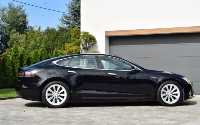 TESLA Model S 
