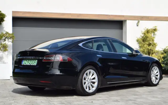 TESLA Model S 