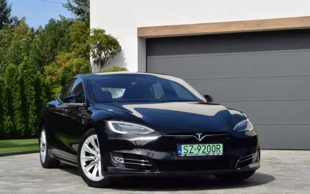 TESLA Model S 