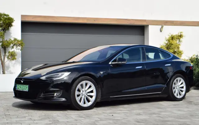 TESLA Model S 