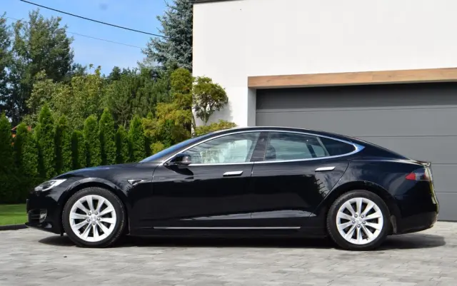 TESLA Model S 