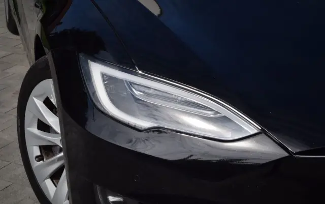 TESLA Model S 