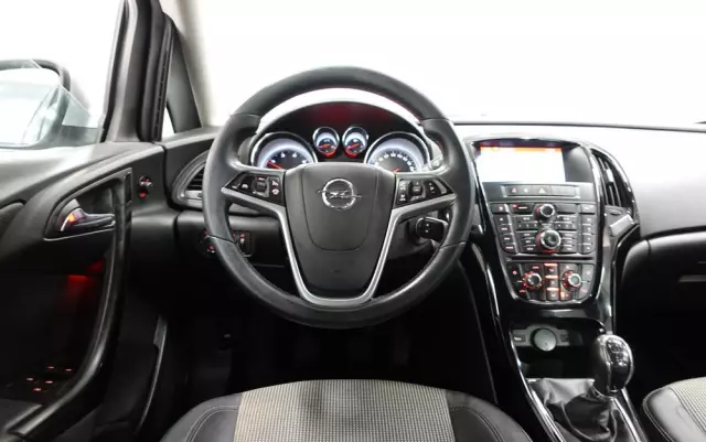 OPEL Astra IV 1.6 CDTI Cosmo