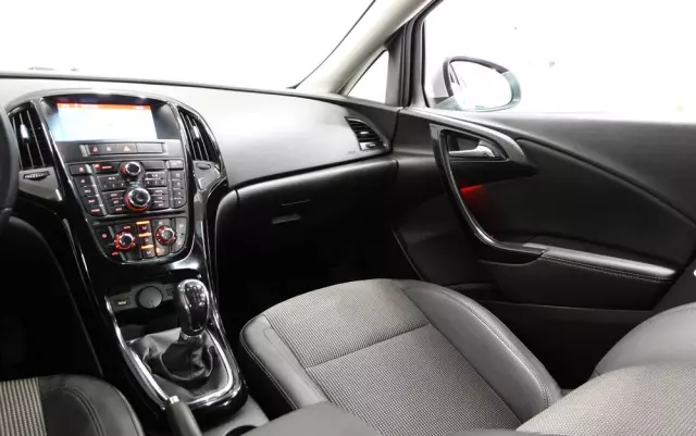 OPEL Astra IV 1.6 CDTI Cosmo