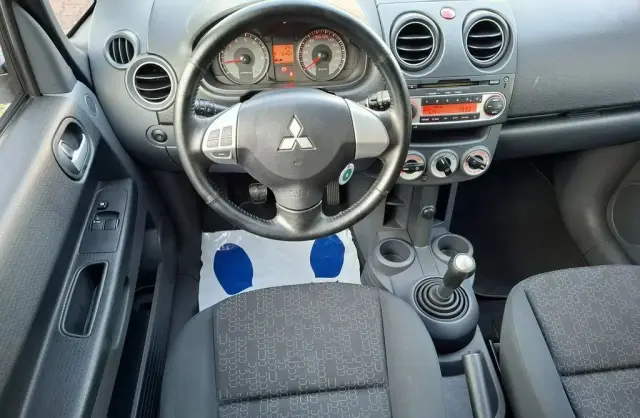 MITSUBISHI Colt 